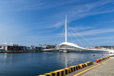 Tayvan - 02 Şubat 2024: Tayvan 'ın Kaohsiung limanındaki Büyük Liman Köprüsü Sahnesi