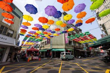 Tayvan - 02 Şubat 2024: Tayvan 'ın Kaohsiung şehrinde Hou Yi Alışveriş Sokağı' nda asılı renkli şemsiyeler