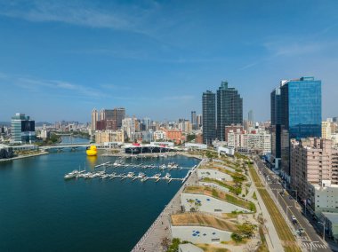 Kaohsiung, Tayvan - 01 Şubat 2024: Plastik sarı ördekli kaohsiung şehrinin üst manzarası