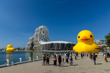 Kaohsiung, Tayvan - 01 Şubat 2024: Tayvan 'daki Kaohsiung Müzik Merkezi' nde plastik ördek