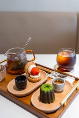 Kahveli çilekli tatlı ve kafede çay