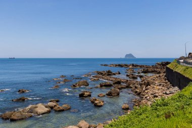 Mavi gökyüzü ile kıyı şeridi denizi