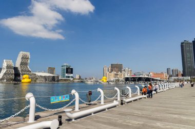 Kaohsiung, Tayvan - 01 Şubat 2024: Tayvan 'daki Kaohsiung Müzik Merkezi' nde plastik ördek