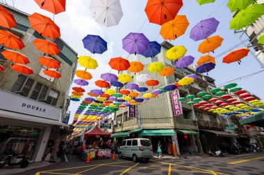 Tayvan - 02 Şubat 2024: Tayvan 'ın Kaohsiung şehrinde Hou Yi Alışveriş Sokağı' nda asılı renkli şemsiyeler