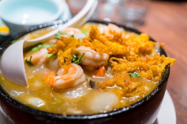 Asya mutfağı deniz ürünleri çorba kasesi