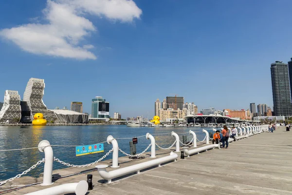 Kaohsiung, Tayvan - 01 Şubat 2024: Tayvan 'daki Kaohsiung Müzik Merkezi' nde plastik ördek