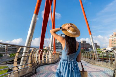 Taipei şehrini ziyaret eden turist kadın.