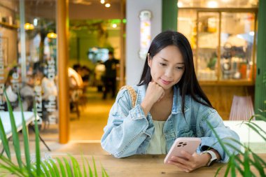 Rahat kafede kadın cep telefonu kullanımı