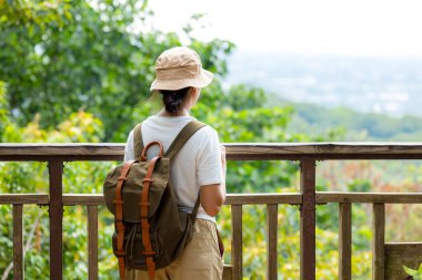 Ormanda yürüyüşe çıkan bir kadın.