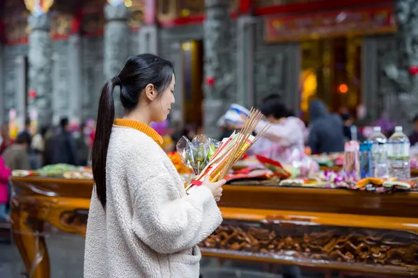 Çin tapınağında dua eden Asyalı Budist kadın.