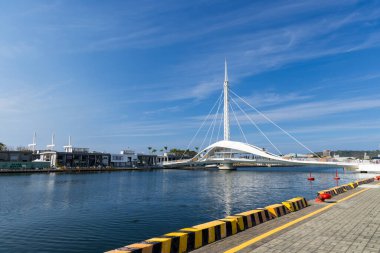 Tayvan - 02 Şubat 2024: Tayvan 'ın Kaohsiung limanındaki Büyük Liman Köprüsü Sahnesi