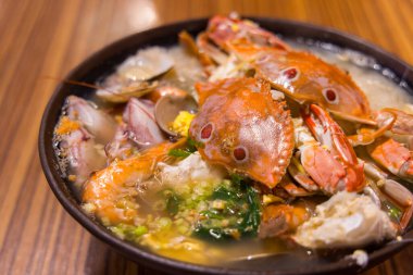 Deniz ürünleri, pirinç, vermicelli çorba kasesi. 