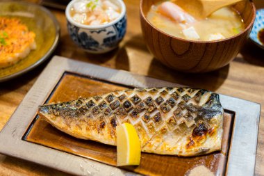 Limonlu ızgara uskumru.