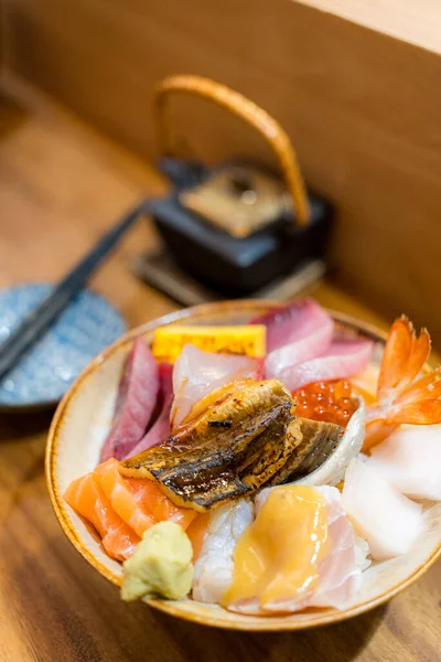 Japon saşimi pilavı restoranda.