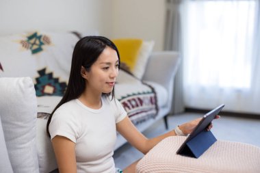 Kadın, evdeki tablet bilgisayara bak.