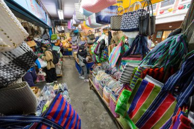 Taipei, Tayvan - 26 Ocak 2024: Tayvan 'ın ünlü alışveriş çantası Taipei şehrindeki dükkanda satılıyor