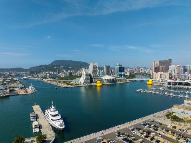 Kaohsiung, Tayvan - 01 Şubat 2024: Plastik sarı ördekli kaohsiung şehrinin üst manzarası