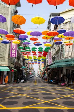 Tayvan - 02 Şubat 2024: Tayvan 'ın Kaohsiung şehrinde Hou Yi Alışveriş Sokağı' nda asılı renkli şemsiyeler