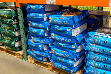 Tayvan - 21 Şubat 2024: Tayvan 'daki Costco mağazasının içi