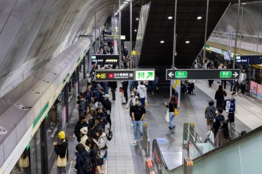 Taipei, Tayvan - 26 Şubat 2024: Taipei 'deki metro platformu