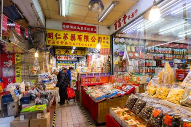 Taipei, Tayvan - 26 Ocak 2024: Taipei City 'deki Dihua caddesinde yeni yıl geleneksel pazarı