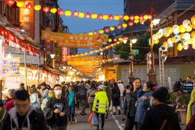 Taipei, Tayvan - 26 Ocak 2024: Dihua caddesindeki geleneksel Lunar Yeni Yıl sokak pazarı