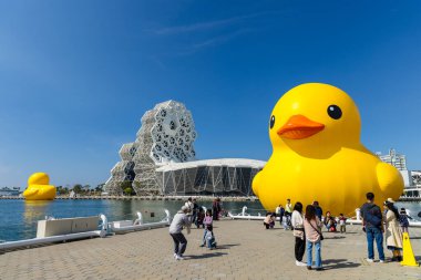 Kaohsiung, Tayvan - 01 Şubat 2024: Tayvan 'daki Kaohsiung Müzik Merkezi' nde plastik ördek