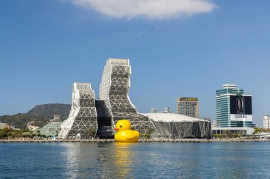 Kaohsiung, Tayvan - 01 Şubat 2024: Tayvan 'daki Kaohsiung Müzik Merkezi' nde plastik ördek
