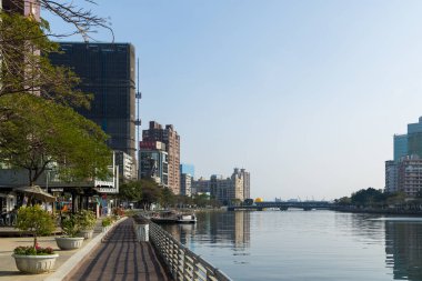 Kaohsiung - 01 Şubat 2024: Kaohsiung şehir merkezi nehir kenarı parkı