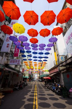 Tayvan - 02 Şubat 2024: Tayvan 'ın Kaohsiung şehrinde Hou Yi Alışveriş Sokağı' nda asılı renkli şemsiyeler