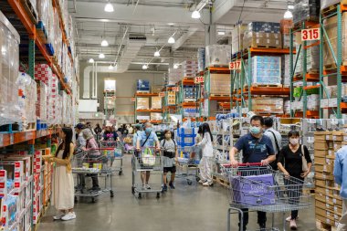 Tayvan - 21 Şubat 2024: Tayvan 'daki Costco mağazasının içi