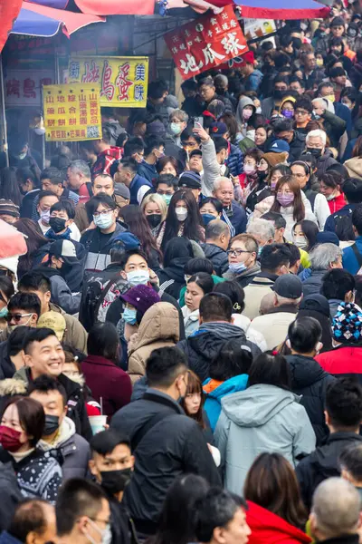 New Taipeh Taiwan Februar 2024 Menschenmassen Überqueren Den Straßenmarkt — Stockfoto