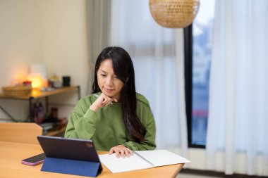 Evde kitapla birlikte öğrenim tabletinde 