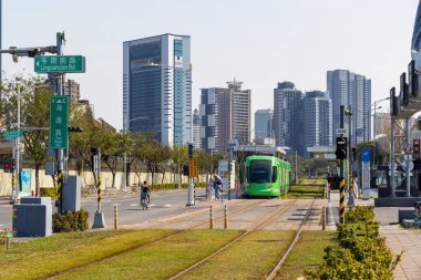 Tayvan - 01 Şubat 2024: Tayvan 'ın Kaohsiung kentinde dairesel hafif tren