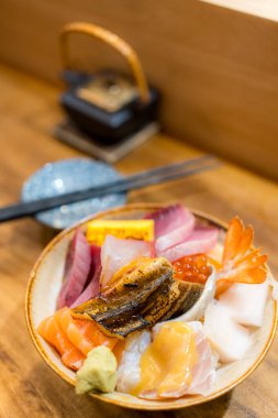 Japon saşimi pilavı restoranda.