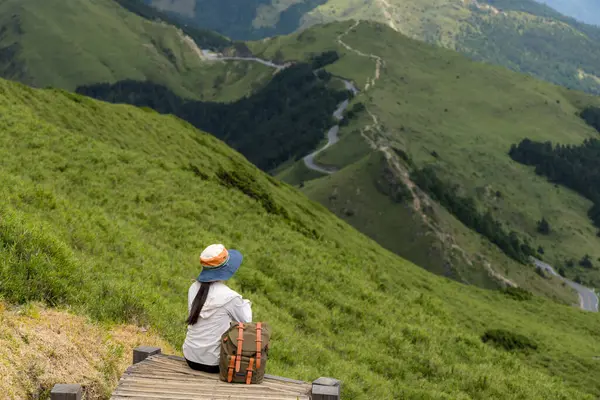Hike Woman Sit Top Mountain — Stock Photo, Image