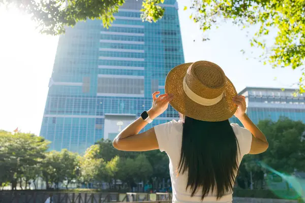 Taipei şehrini ziyaret eden turist kadın.