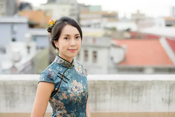 Γυναίκα Φορούν Παραδοσιακά Κινέζικα Cheongsam Στην Πόλη Ταϊπέι — Φωτογραφία Αρχείου