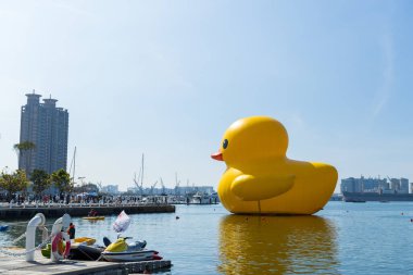 Tayvan - 02 Şubat 2024: Tayvan 'daki Kaohsiung Körfezi' nde sarı ördek