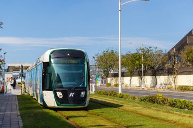 Tayvan - 01 Şubat 2024: Tayvan 'ın Kaohsiung kentinde dairesel hafif tren