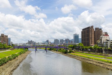 Taipei, Tayvan - 25 Temmuz 2023: Nehir kenarındaki Taipei şehri