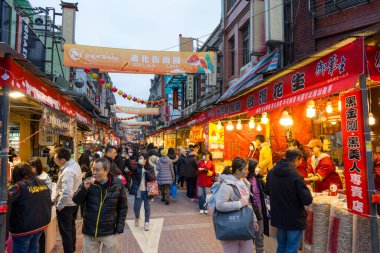 Taipei, Tayvan - 26 Ocak 2024: Taipei City 'deki Dihua caddesinde yeni yıl geleneksel pazarı