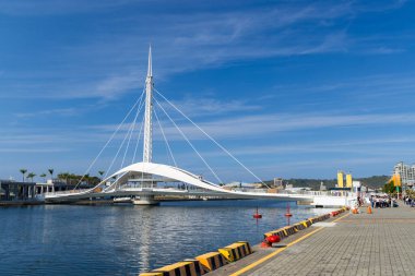 Tayvan - 02 Şubat 2024: Tayvan 'ın Kaohsiung limanındaki Büyük Liman Köprüsü Sahnesi