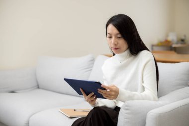 Kadın evdeki tablet bilgisayardan izliyor