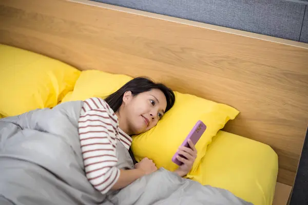 Kvinna Mobiltelefon Och Ligger Sängen — Stockfoto