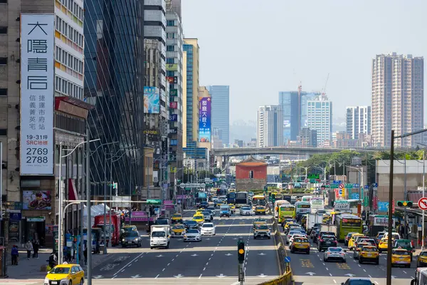 Taipei, Tayvan - 02 Ocak 2024: Taipei yoğun şehir hayatı