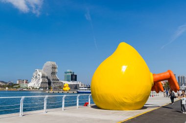 Kaohsiung, Tayvan - 01 Şubat 2024: Tayvan 'daki Kaohsiung Müzik Merkezi' nde plastik ördek
