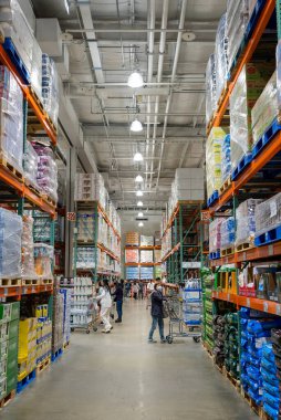 Tayvan - 21 Şubat 2024: Tayvan 'daki Costco mağazasının içi