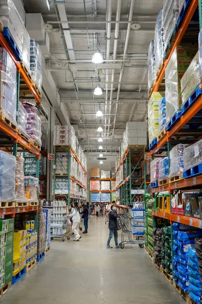 Tayvan - 21 Şubat 2024: Tayvan 'daki Costco mağazasının içi