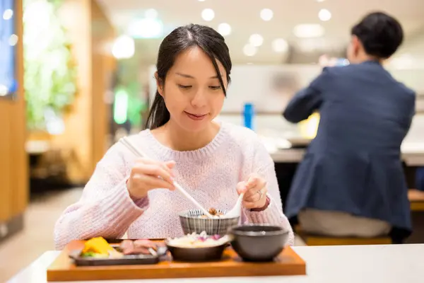 Woman Enjoy Her Dinner Restaurant — Stock Photo, Image